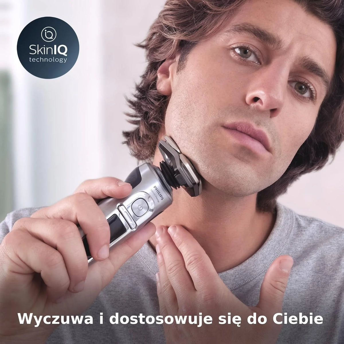Golarka elektryczna Philips Series 9000 do golenia na mokro i sucho z technologią SkinIQ, podkładką ładującą, trymerem do nosa i brody, wkładem czyszczącym (Model SP9885/35)