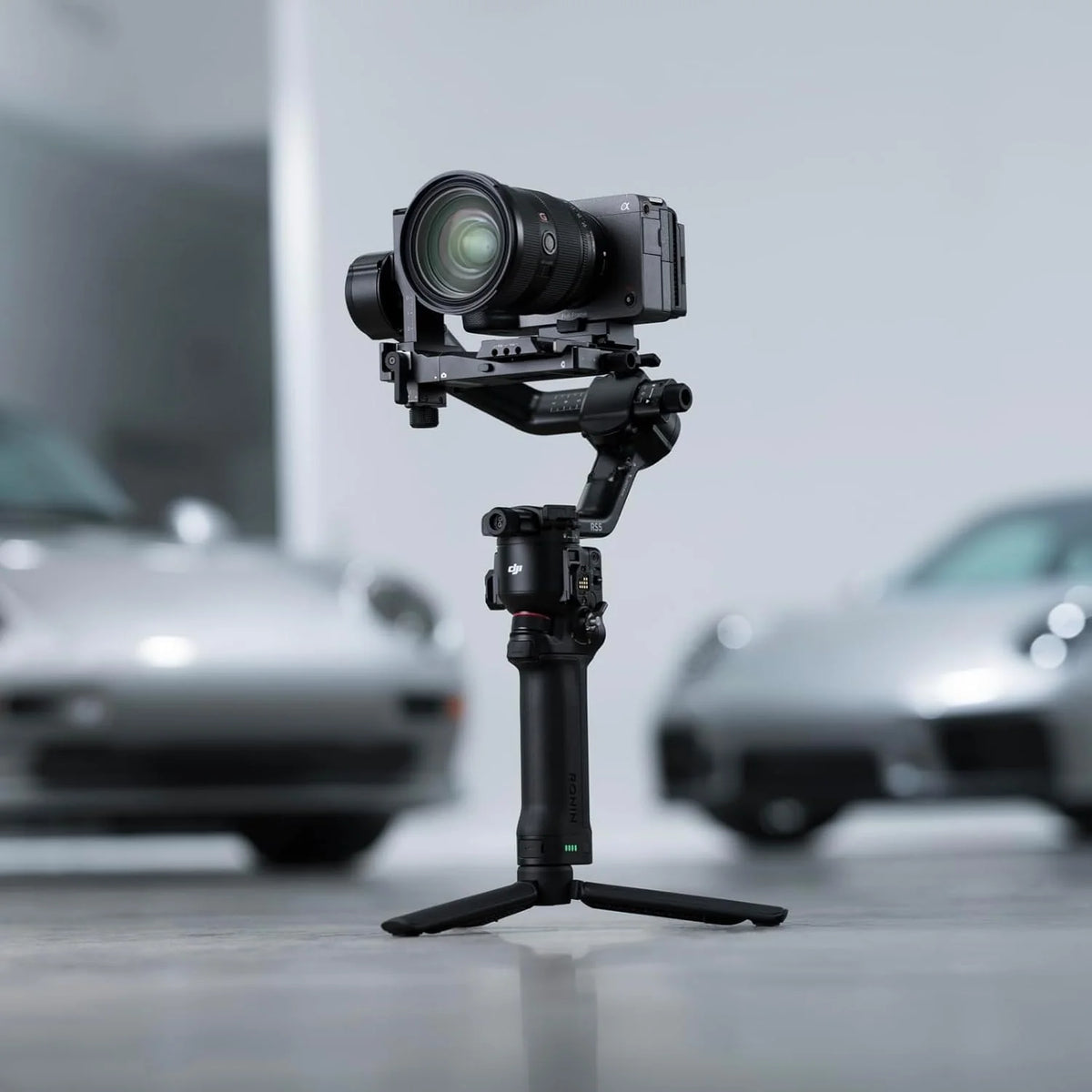 DJI RS 5, stabilizator gimbala do kamer Canon, Sony, Panasonic, Nikon, Fujifilm, przyciski precyzyjnego strojenia, automatyczne blokady osi 2. generacji, statyw do szybkiego otwierania, wyświetlacz