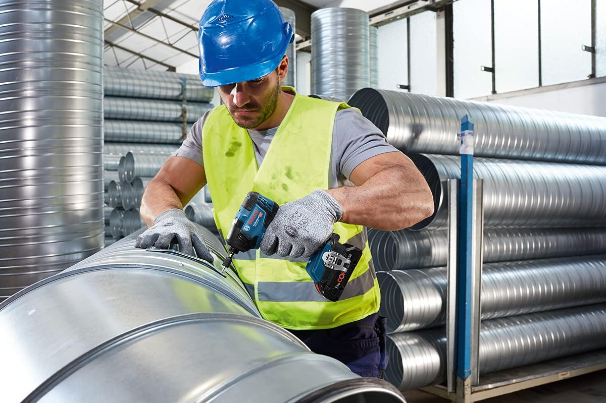 Bosch Professional system 18V: akumulatorowy klucz udarowy GDR 18V-200 (2 akumulatory GBA 18V 4.0Ah, szybka ładowarka GAL 18V-40, walizka L-Case)