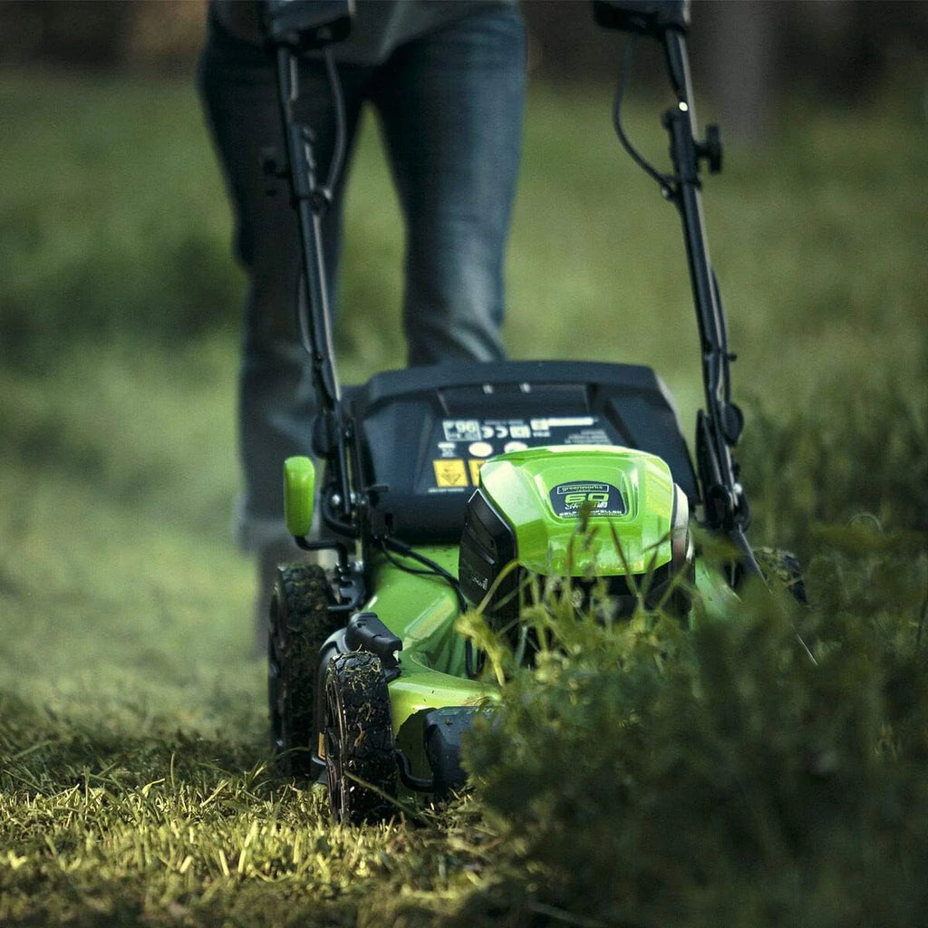 Kosiarka akumulatorowa Greenworks GD60LM46SP (Li-Ion 60V 46cm szerokość cięcia 3w1 Kosiarka Mulching Boczny wyrzut 55L taca na pickup wysokość cięcia 25 do 80 mm bez baterii i ładowarki)