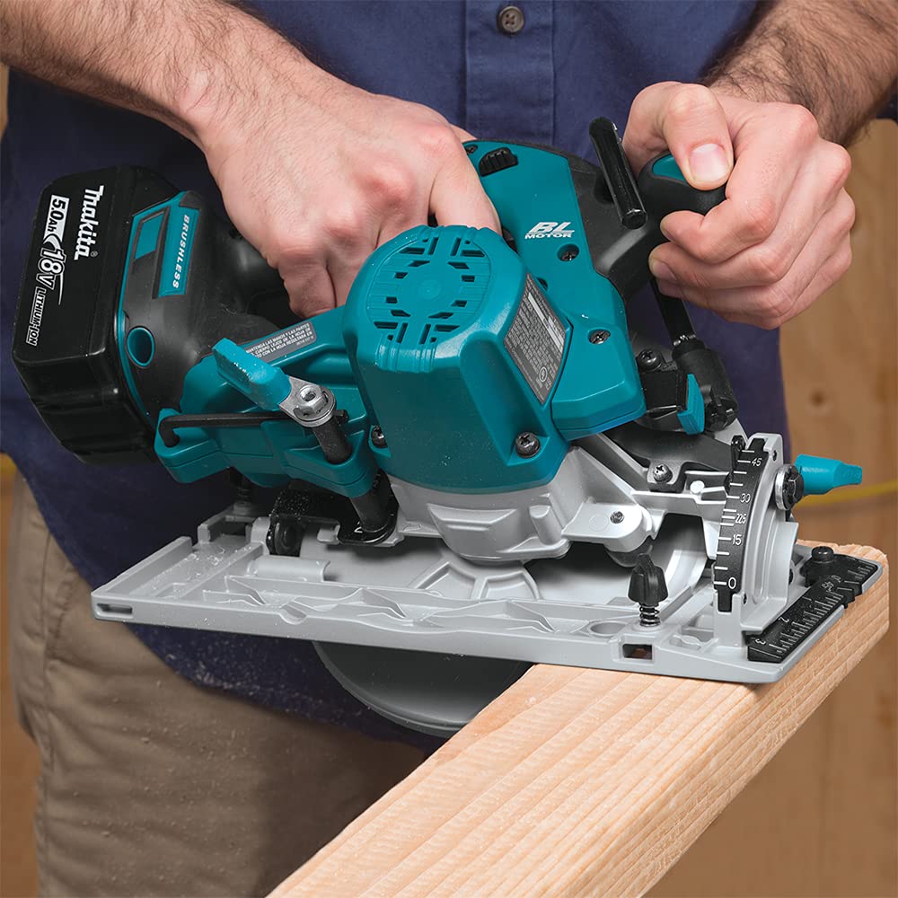 Makita DHS680RMJ ręczna piła tarczowa 57 mm, 18 V, 4,0 Ah, 2 baterie i ładowarka w walizce Makpac