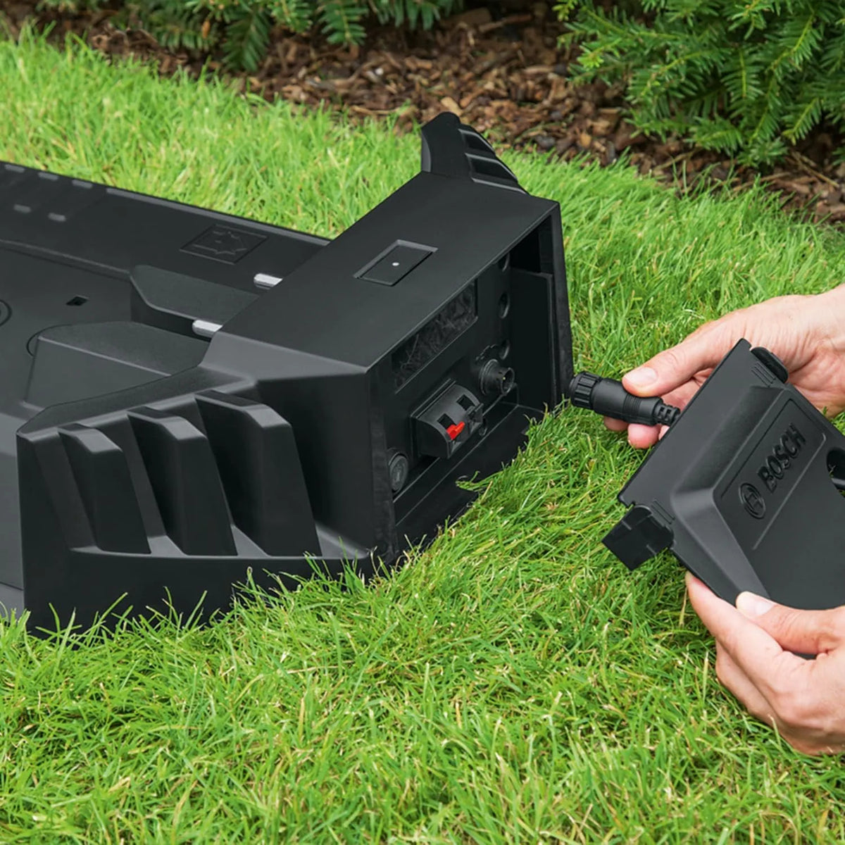 Bosch Home and Garden automatyczna kosiarka trawnikowa Indego S+ 500 (z akum. 18V i funkcją aplikacji, stacja ładująca w zestawie, szer. koszenia 19cm, do trawników o powierzchni do 500m², w kartonie)