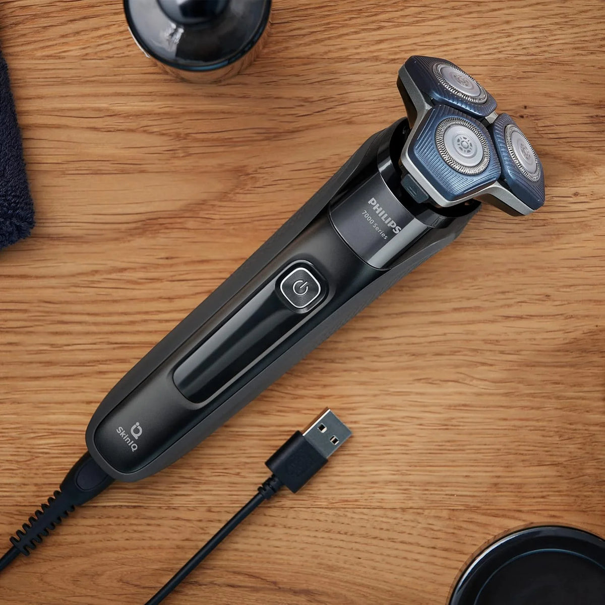 Philips Golarka Series 7000 – golarka elektryczna do golenia na mokro i na sucho z technologią SkinIQ z wysuwanym trymerem, pojemnikiem do szybkiego czyszczenia i wkładem, Philips One Blade