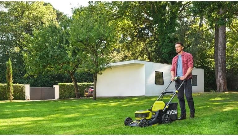 Ryobi kosiarka 18 V ONE+ bezszczotkowa kosiarka do trawy, 46 cm (2 18 V x 5,0 Ah)