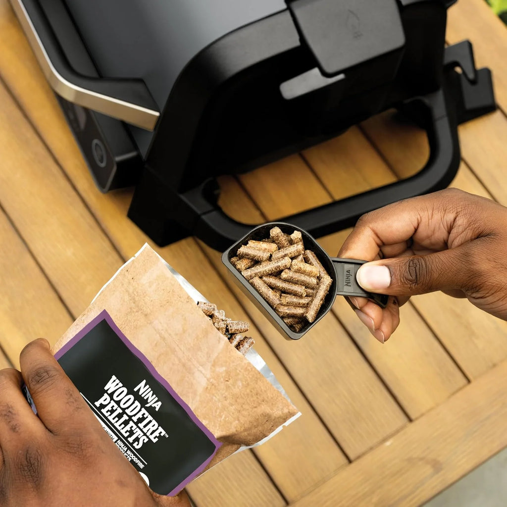 Ninja Woodfire Pro Connect XL Grill elektryczny, wędzarnia i frytkownica 7 w 1, sterowany za pomocą aplikacji, termometr cyfrowy z sondą, opalany pelletem drzewnym, wodoodporny, czarny, OG901EU