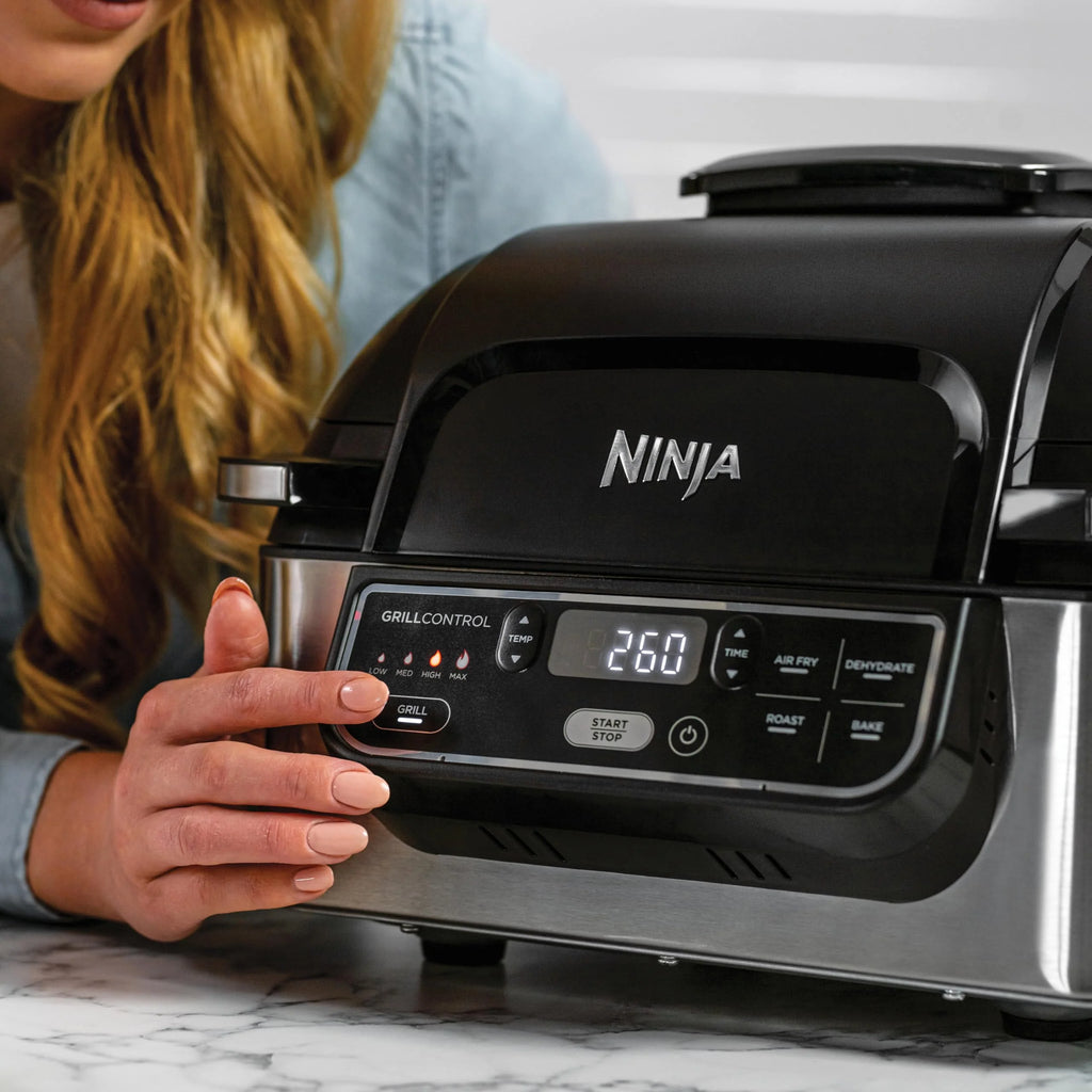 Ninja Foodi MAX PRO Grill, płaska płyta i frytkownica beztluszczowa z cyfrową sondą kuchenną i termometrem, 3,8 l, 7 funkcji gotowania w 1, części można myć w zmywarce, srebrno/czarny, AG651EU