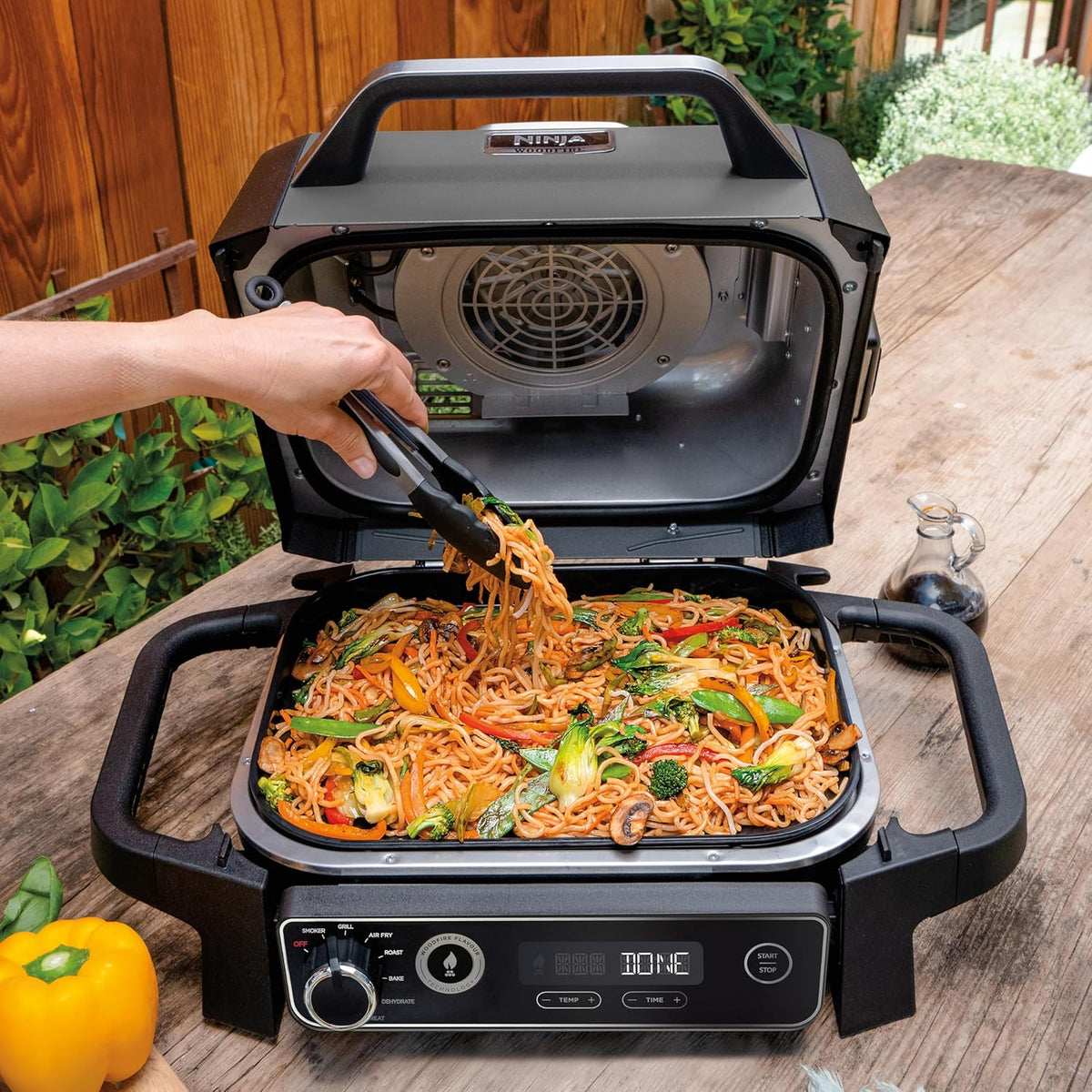 Ninja Woodfire Pro Connect XL Grill elektryczny, wędzarnia i frytkownica 7 w 1, sterowany za pomocą aplikacji, termometr cyfrowy z sondą, opalany pelletem drzewnym, wodoodporny, czarny, OG901EU