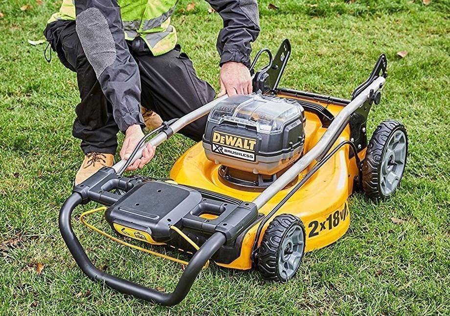 DEWALT - XR bezszczotkowa kosiarka 18V 5Ah Li-Ion - DCMW564P2-QW - akumulatorowa kosiarka do trawy z 2 akumulatorami, ładowarką i torbą na pickup 55 l - szerokość cięcia 48cm - koszenie do 800m2-36V