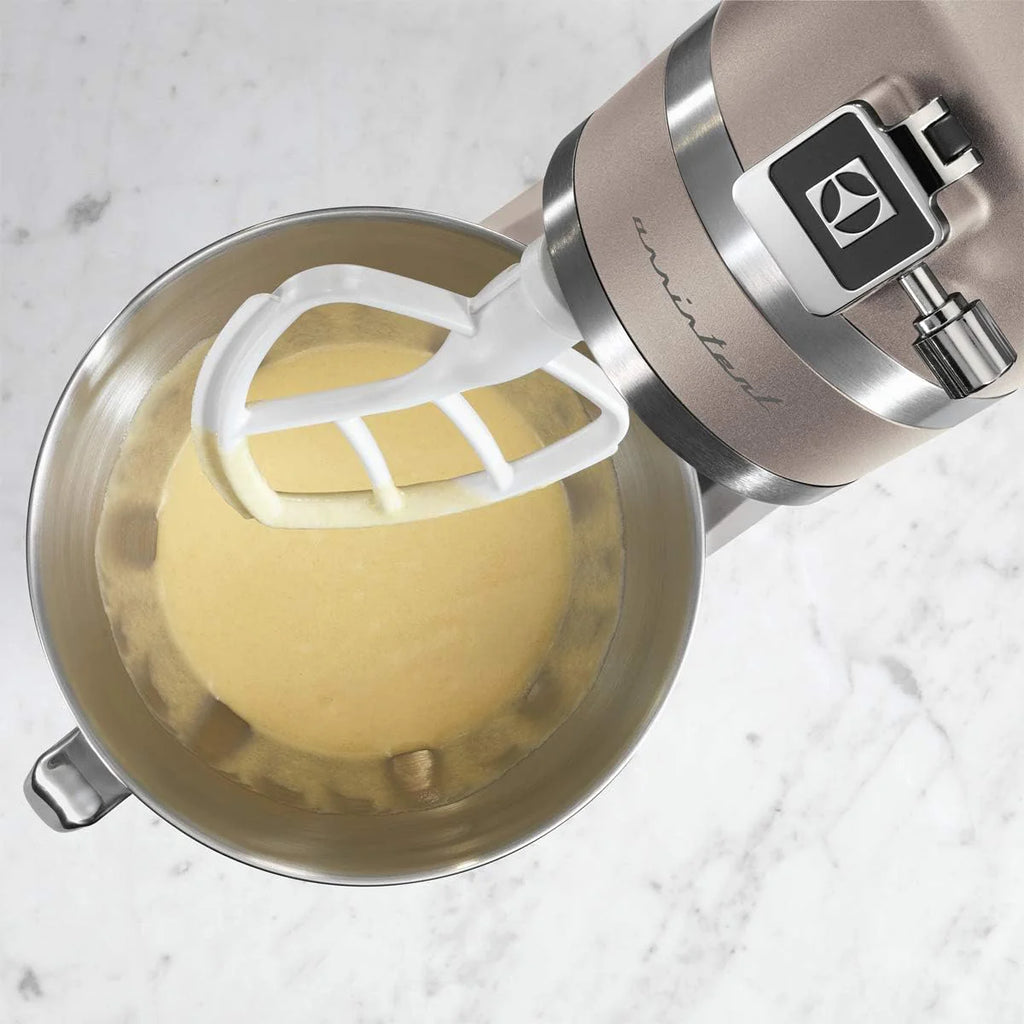 Electrolux Robot Kuchenny 1200 W, 10 prędkości + f. pulsacyjna, Oświetlenie LED misy, 2 misy o pojemności 4,8l i 2,9l, W Zestawie: Hak, Trzepaczka, Ubijaczka, Silikonowa Łyżka, Pokrywa, EKM5570,Beżowy