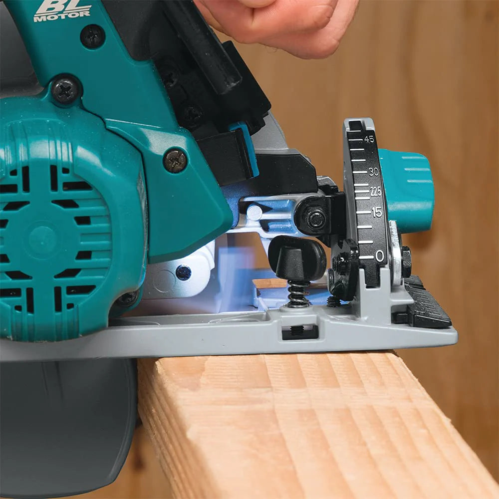 Makita DHS680RMJ ręczna piła tarczowa 57 mm, 18 V, 4,0 Ah, 2 baterie i ładowarka w walizce Makpac