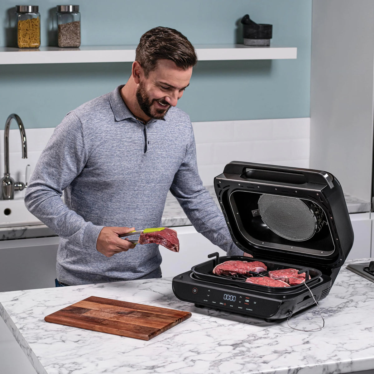 Ninja Foodi MAX PRO Grill, płaska płyta i frytkownica beztluszczowa z cyfrową sondą kuchenną i termometrem, 3,8 l, 7 funkcji gotowania w 1, części można myć w zmywarce, srebrno/czarny, AG651EU