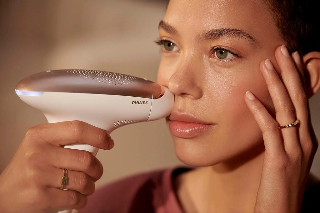 Philips Lumea Zaawansowane urządzenie do usuwania włosów IPL z 2 nasadkami do twarzy i ciała z mini szczoteczką do oczyszczania twarzy VisaPure - BRI922/00