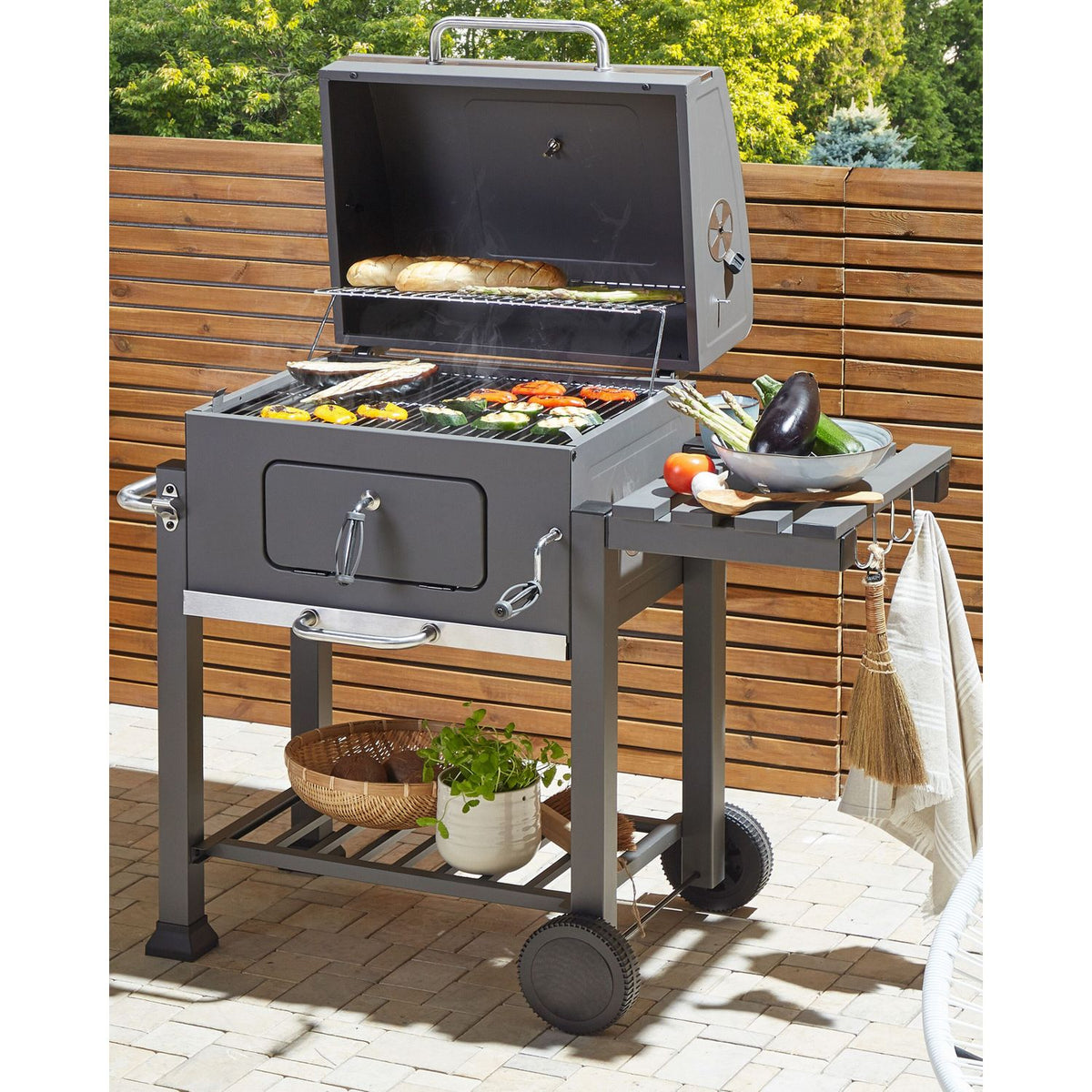Grill węglowy BBQ, stal szara, z pokrywą, rusztem, kółkami, 2 półkami, termometrem, wyjmowaną popielniczką, Garden Pavlof - szary