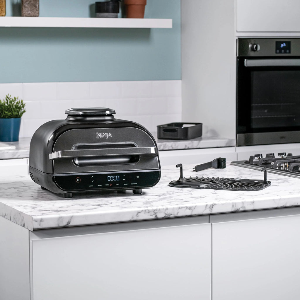 Ninja Foodi MAX PRO Grill, płaska płyta i frytkownica beztluszczowa z cyfrową sondą kuchenną i termometrem, 3,8 l, 7 funkcji gotowania w 1, części można myć w zmywarce, srebrno/czarny, AG651EU
