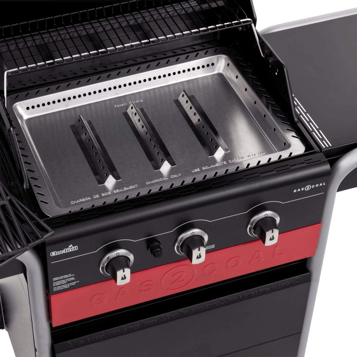 Grill hybrydowy Gas2Coal®: Trzypalnikowy grill gazowo-węglowy, wykończenie w kolorze czarnym.