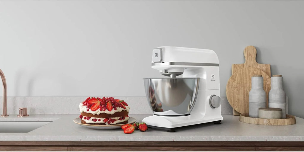 Electrolux Robot Kuchenny 1200 W, 10 prędkości + f. pulsacyjna, Oświetlenie LED misy, 2 misy o pojemności 4,8l i 2,9l, W Zestawie: Hak, Trzepaczka, Ubijaczka, Silikonowa Łyżka, Pokrywa, EKM5570,Beżowy