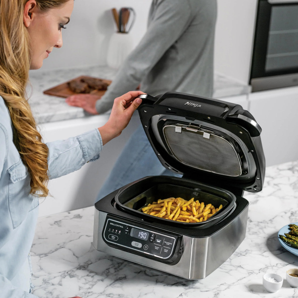 Ninja Foodi MAX PRO Grill, płaska płyta i frytkownica beztluszczowa z cyfrową sondą kuchenną i termometrem, 3,8 l, 7 funkcji gotowania w 1, części można myć w zmywarce, srebrno/czarny, AG651EU