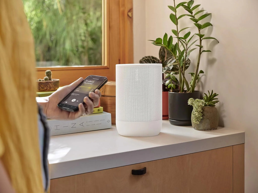 Sonos Move 2 | Bezprzewodowy głośnik przenośny z Wi-Fi, Bluetooth, Amazon Alexą, 24 godzinami pracy na akumulatorze, indukcyjną podstawą ładującą - Biały