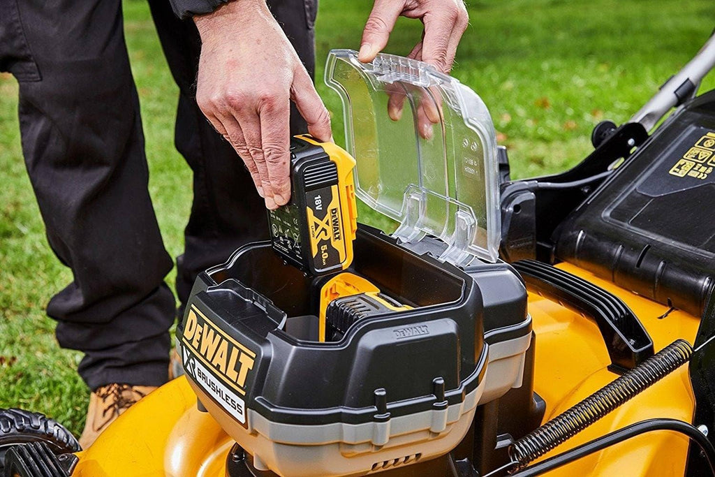 DEWALT - XR bezszczotkowa kosiarka 18V 5Ah Li-Ion - DCMW564P2-QW - akumulatorowa kosiarka do trawy z 2 akumulatorami, ładowarką i torbą na pickup 55 l - szerokość cięcia 48cm - koszenie do 800m2-36V
