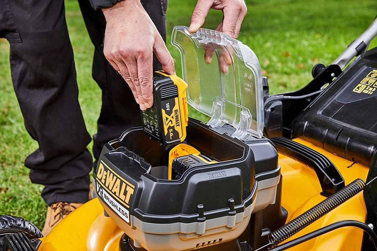 DEWALT - XR bezszczotkowa kosiarka 18V 5Ah Li-Ion - DCMW564P2-QW - akumulatorowa kosiarka do trawy z 2 akumulatorami, ładowarką i torbą na pickup 55 l - szerokość cięcia 48cm - koszenie do 800m2-36V