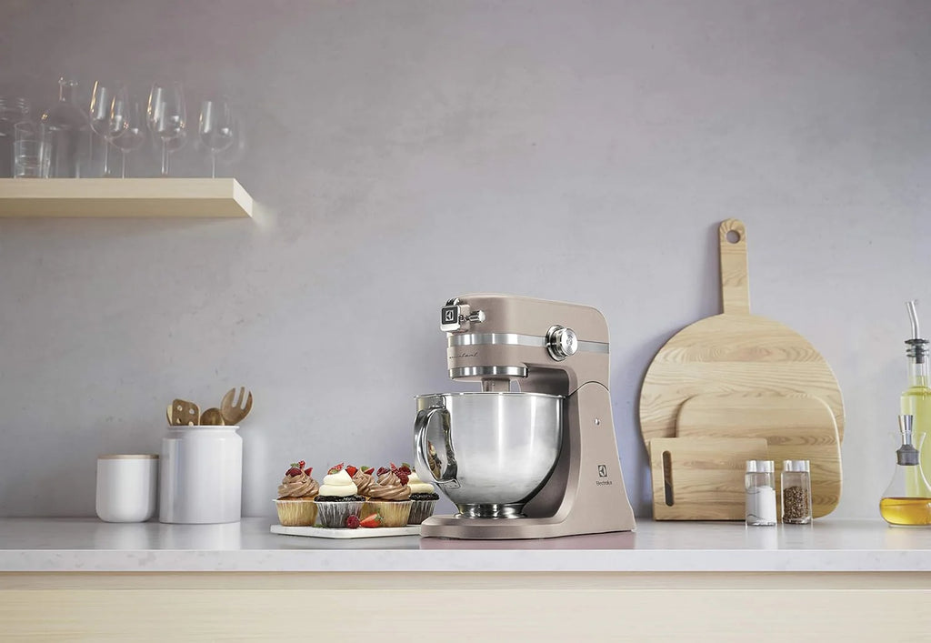 Electrolux Robot Kuchenny 1200 W, 10 prędkości + f. pulsacyjna, Oświetlenie LED misy, 2 misy o pojemności 4,8l i 2,9l, W Zestawie: Hak, Trzepaczka, Ubijaczka, Silikonowa Łyżka, Pokrywa, EKM5570,Beżowy