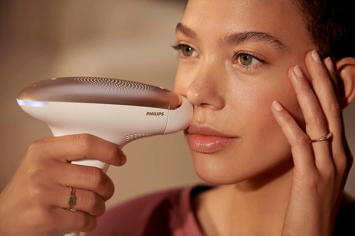 Philips Lumea Zaawansowane urządzenie do usuwania włosów IPL z 2 nasadkami do twarzy i ciała z mini szczoteczką do oczyszczania twarzy VisaPure - BRI922/00