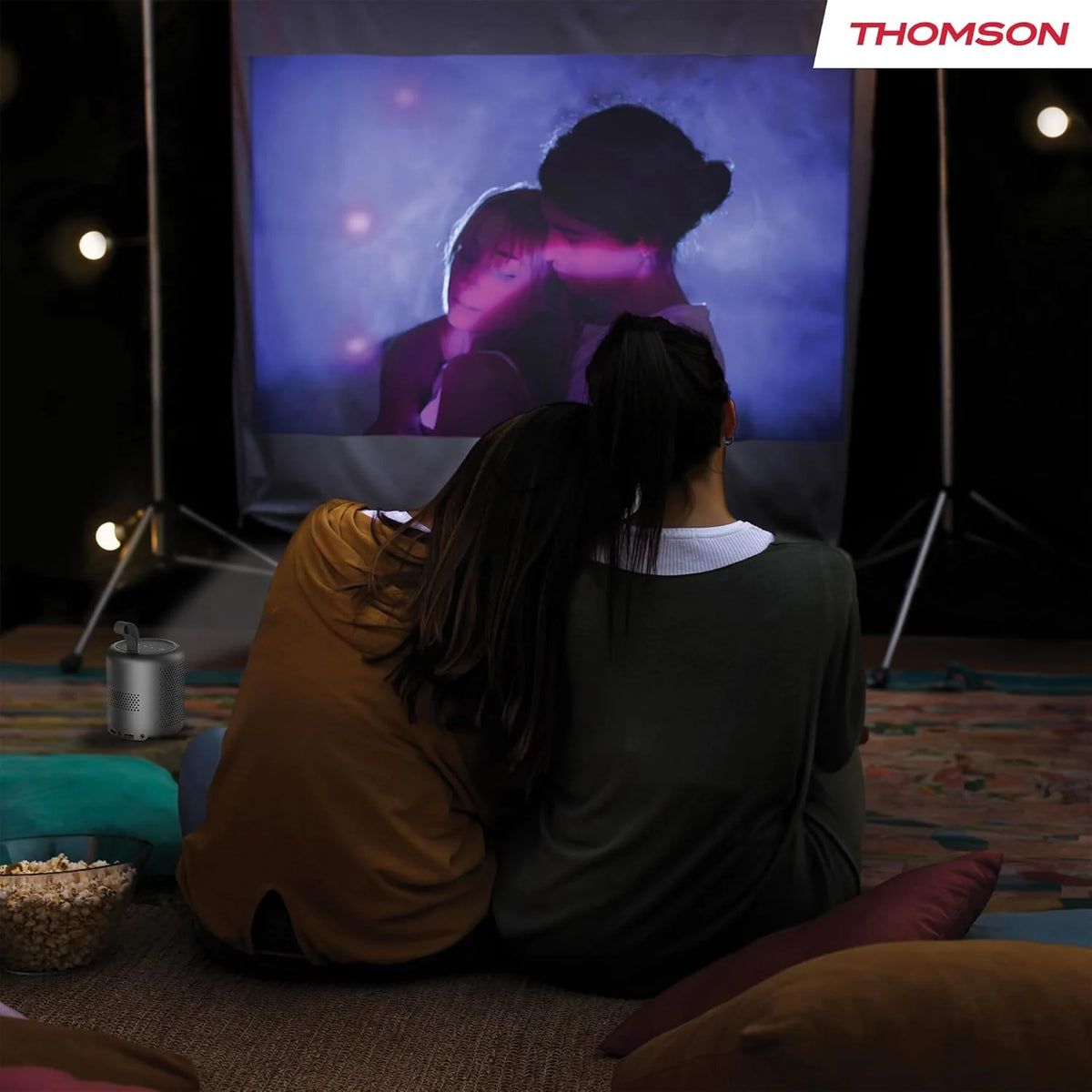 Thomson Sirius PG55B Inteligentny Projektor Laserowy RGB, Bardzo Krótki Rzut, Full HD 1080p, Google TV, 600 ANSI, Autofocus, HDR10+, Dolby Digital+, Bateria, WiFi, Bluetooth
