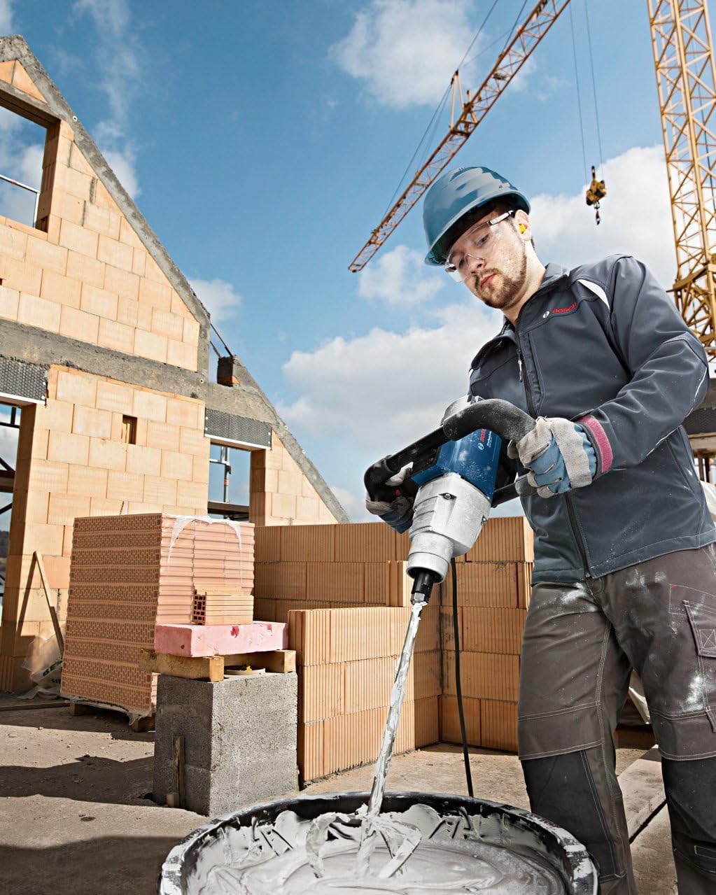 Bosch Professional: mieszalnik GRW 18-2 E (znamionowy pobór mocy 1 800 W, znamionowy moment obrotowy 45,0/19,0 Nm, waga 7.2 kg, Ø mieszadła 160 mm)