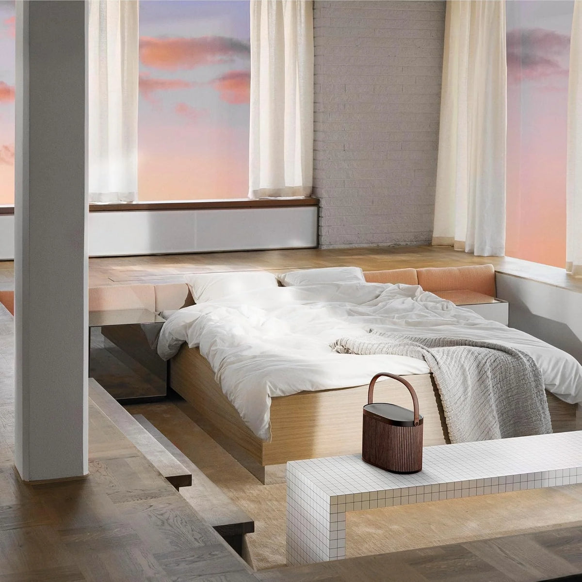 Bang & Olufsen Beosound A5 - Potężny luksusowy przenośny głośnik modułowy Bluetooth i WiFi do domu lub na zewnątrz, z długą żywotnością baterii i wbudowanym bezprzewodowym ładowaniem - Dark Oak
