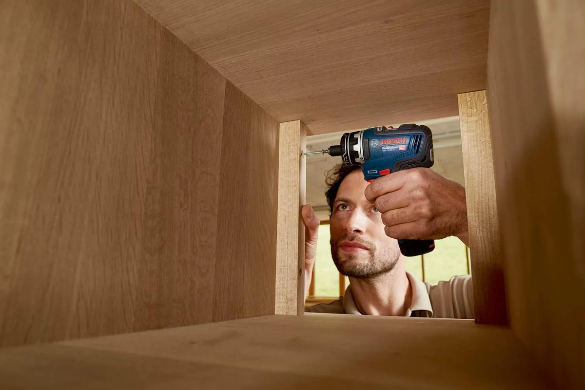 Bosch Professional system 12V: akumulatorowa wiertarko-wkrętarka GSR 12V-35 FC (2 akumulatory GBA 12V 3.0Ah, szybka ładowarka GAL 12V-40, 4 wymienne uchwyty FlexiClick, walizka L-BOXX)