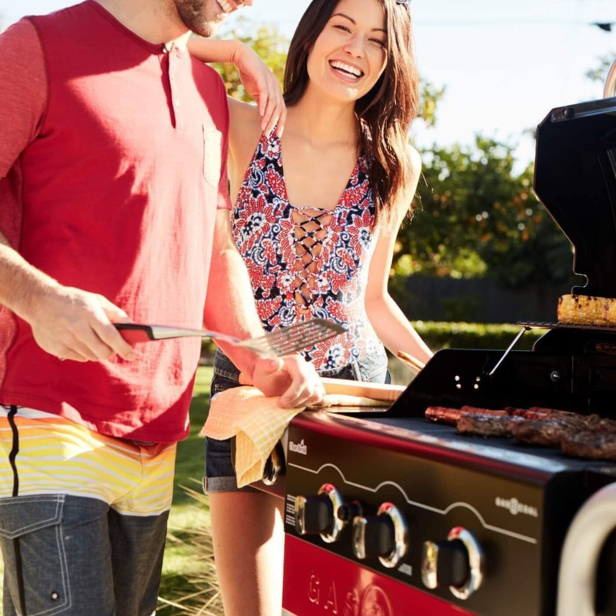 Grill hybrydowy Gas2Coal®: Trzypalnikowy grill gazowo-węglowy, wykończenie w kolorze czarnym.