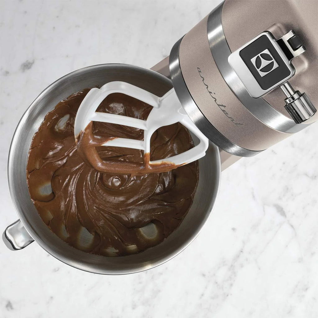 Electrolux Robot Kuchenny 1200 W, 10 prędkości + f. pulsacyjna, Oświetlenie LED misy, 2 misy o pojemności 4,8l i 2,9l, W Zestawie: Hak, Trzepaczka, Ubijaczka, Silikonowa Łyżka, Pokrywa, EKM5570,Beżowy