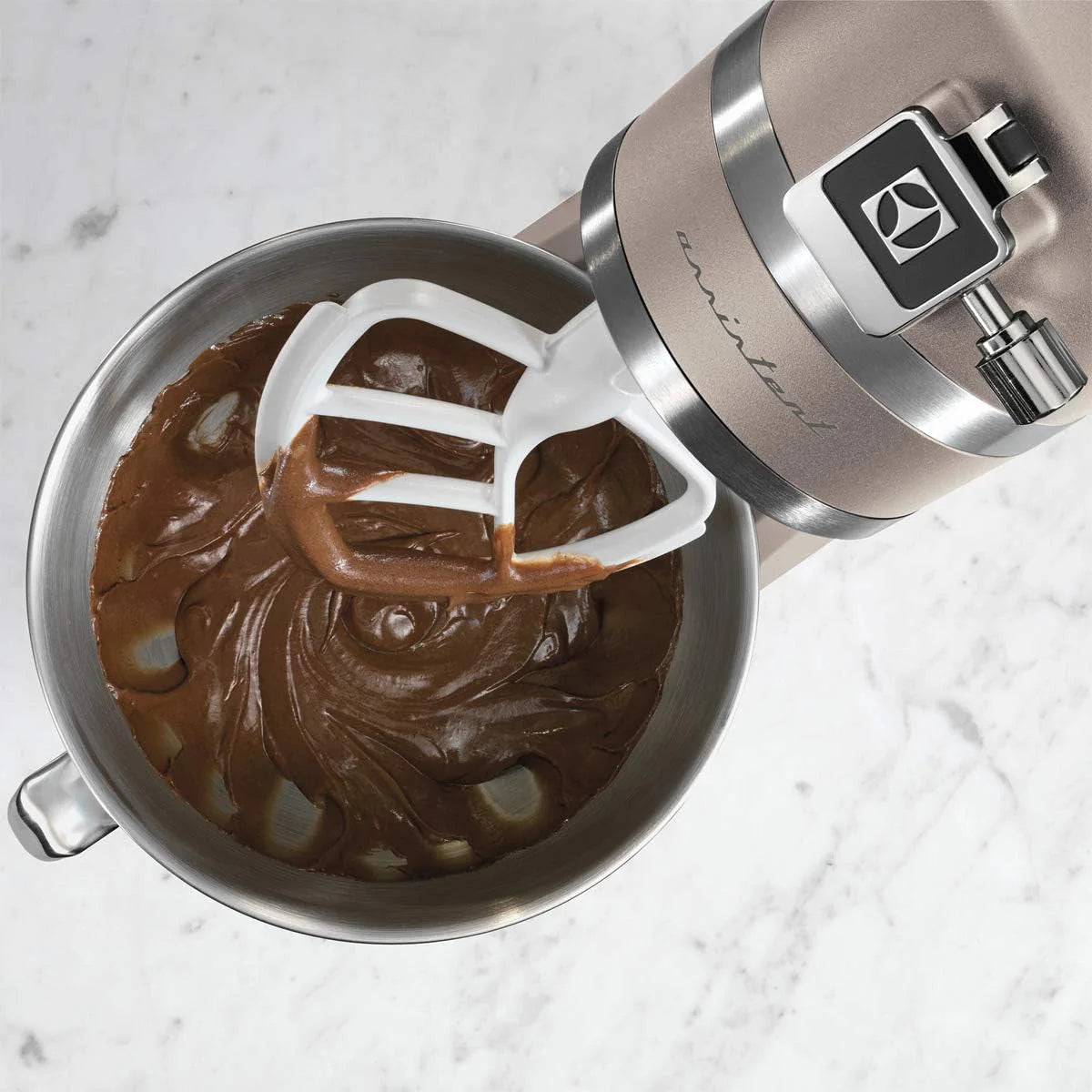 Electrolux Robot Kuchenny 1200 W, 10 prędkości + f. pulsacyjna, Oświetlenie LED misy, 2 misy o pojemności 4,8l i 2,9l, W Zestawie: Hak, Trzepaczka, Ubijaczka, Silikonowa Łyżka, Pokrywa, EKM5570,Beżowy