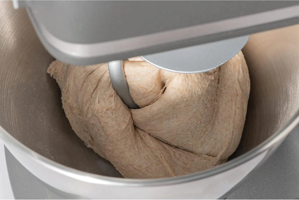 Electrolux Robot Kuchenny 1200 W, 10 prędkości + f. pulsacyjna, Oświetlenie LED misy, 2 misy o pojemności 4,8l i 2,9l, W Zestawie: Hak, Trzepaczka, Ubijaczka, Silikonowa Łyżka, Pokrywa, EKM5570,Beżowy