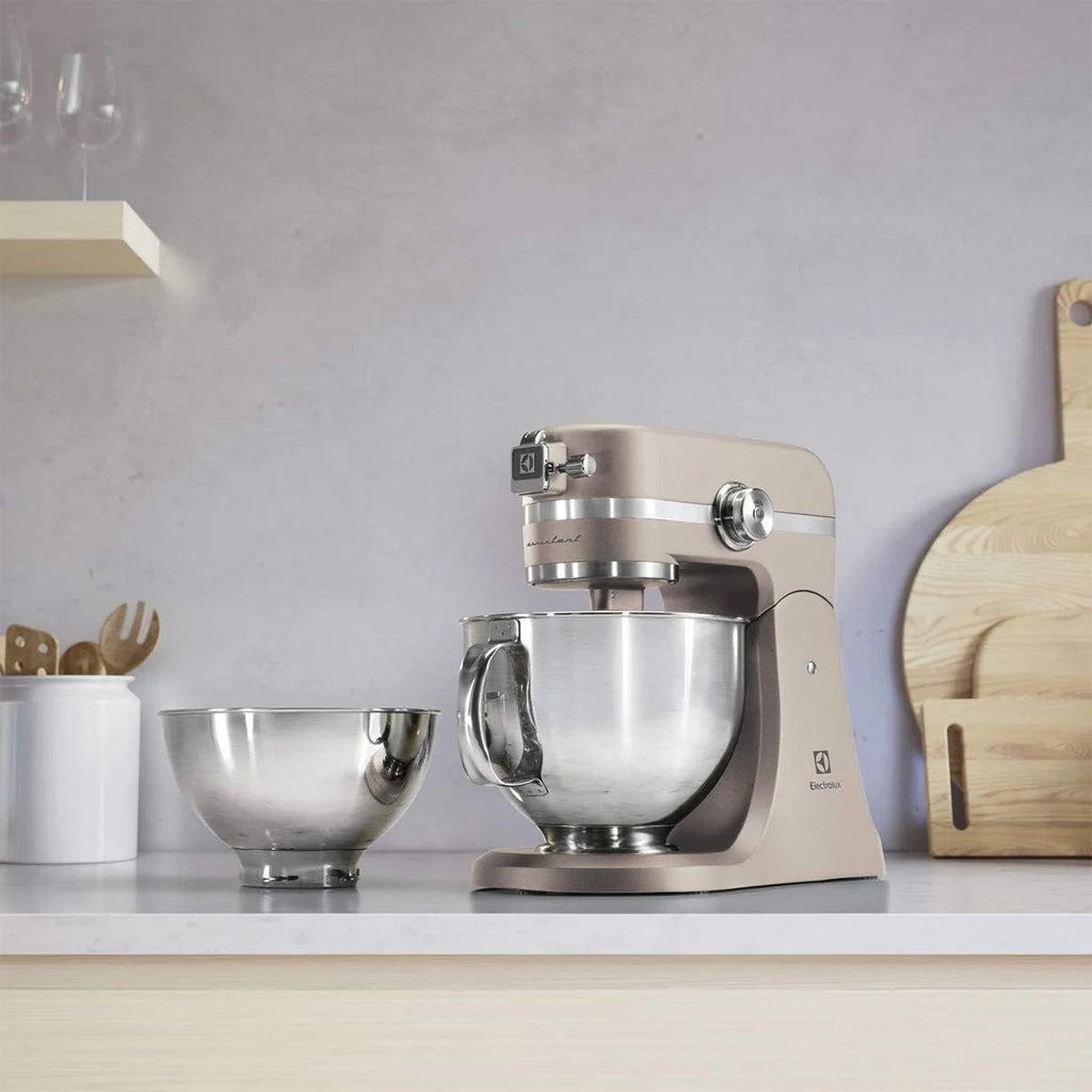 Electrolux Robot Kuchenny 1200 W, 10 prędkości + f. pulsacyjna, Oświetlenie LED misy, 2 misy o pojemności 4,8l i 2,9l, W Zestawie: Hak, Trzepaczka, Ubijaczka, Silikonowa Łyżka, Pokrywa, EKM5570,Beżowy