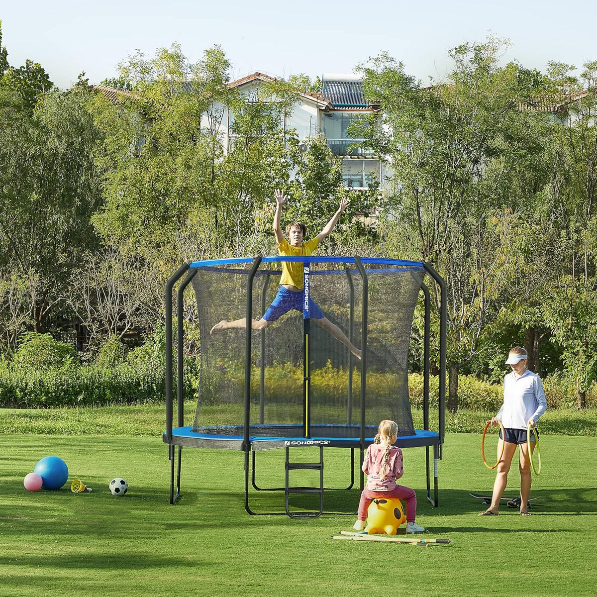 SONGMICS Trampolina Ø 366 cm, trampolina ogrodowa dla dzieci z siatką zabezpieczającą, drążki o wysokości 180 cm, osłona krawędzi, drabinka, rama stalowa, czarno-niebieski STR123Q01