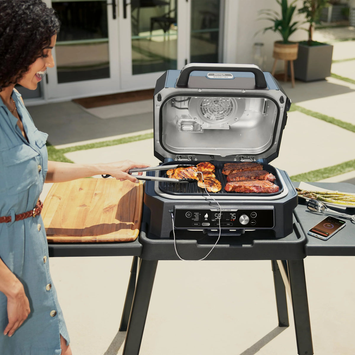 Ninja Woodfire Pro Connect XL Grill elektryczny, wędzarnia i frytkownica 7 w 1, sterowany za pomocą aplikacji, termometr cyfrowy z sondą, opalany pelletem drzewnym, wodoodporny, czarny, OG901EU