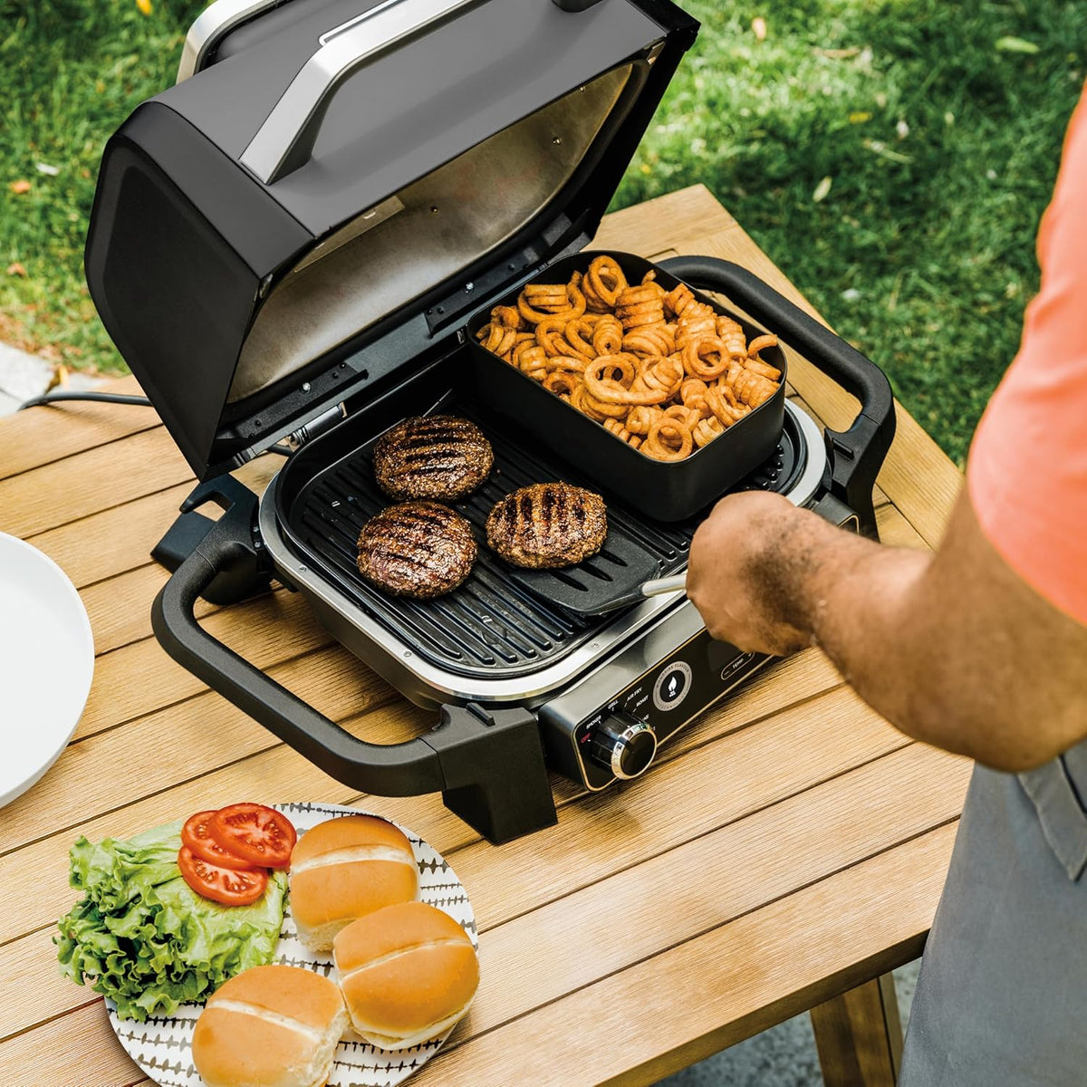 Ninja Woodfire Pro Connect XL Grill elektryczny, wędzarnia i frytkownica 7 w 1, sterowany za pomocą aplikacji, termometr cyfrowy z sondą, opalany pelletem drzewnym, wodoodporny, czarny, OG901EU
