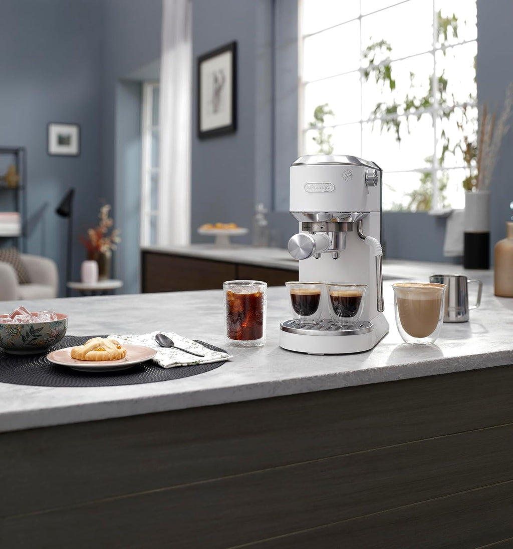De'Longhi Dedica – Ekspres do kawy ze stali nierdzewnej z pompką do kawy mielonej lub na kapsułki, espresso i cappuccino, zbiornik 1,3 litra, system zapobiegający kapaniu, model EC685.M, kolor metaliczny