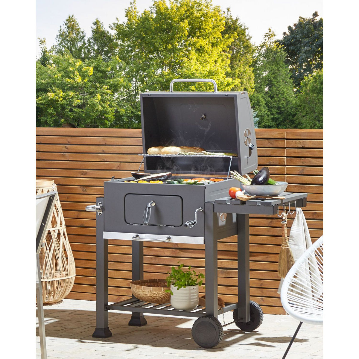 Grill węglowy BBQ, stal szara, z pokrywą, rusztem, kółkami, 2 półkami, termometrem, wyjmowaną popielniczką, Garden Pavlof - szary