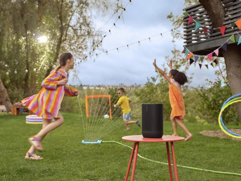 Sonos Move 2 | Bezprzewodowy głośnik przenośny z Wi-Fi, Bluetooth, Amazon Alexą, 24 godzinami pracy na akumulatorze, indukcyjną podstawą ładującą - Biały