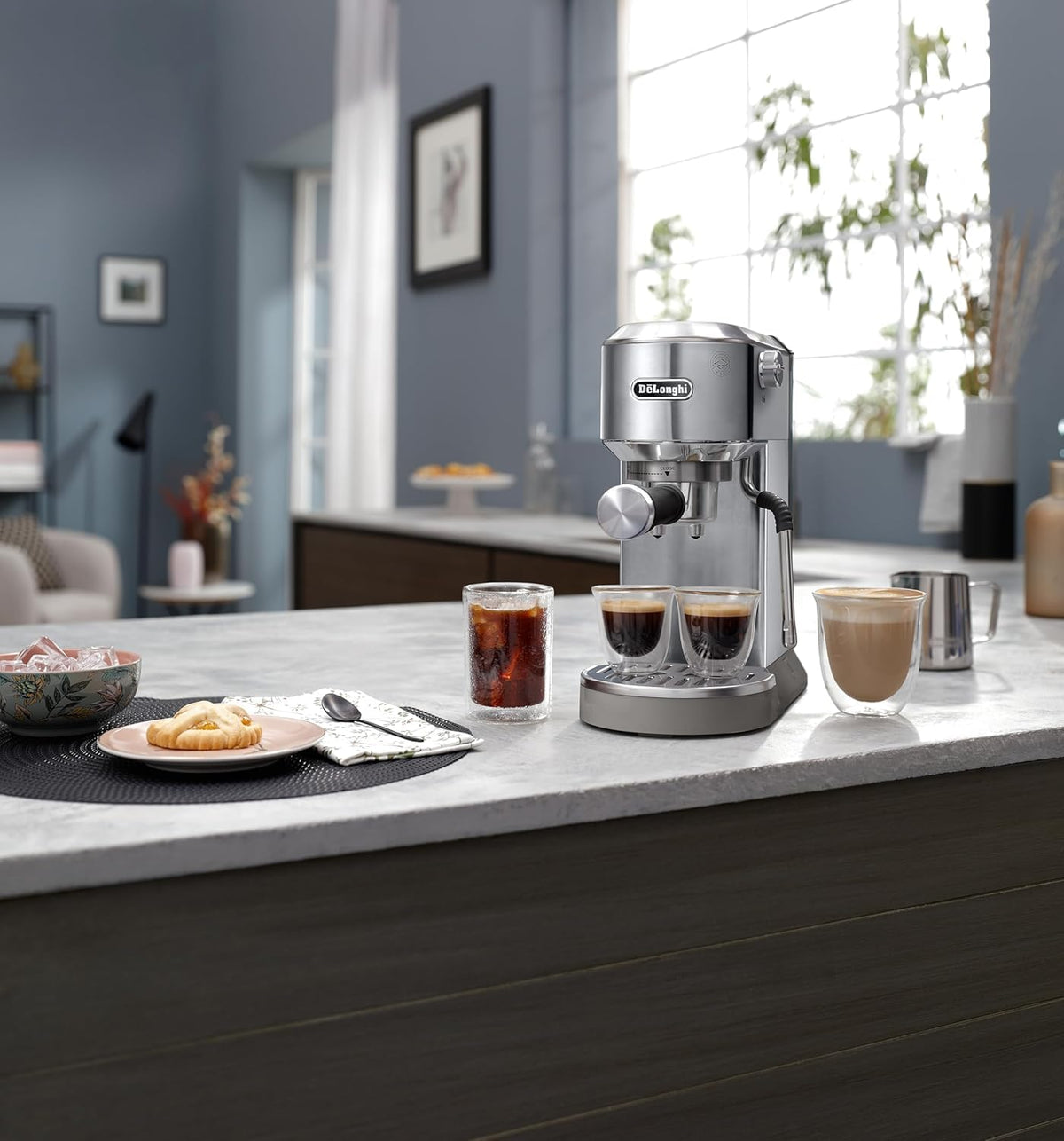 De'Longhi Dedica – Ekspres do kawy ze stali nierdzewnej z pompką do kawy mielonej lub na kapsułki, espresso i cappuccino, zbiornik 1,3 litra, system zapobiegający kapaniu, model EC685.M, kolor metaliczny