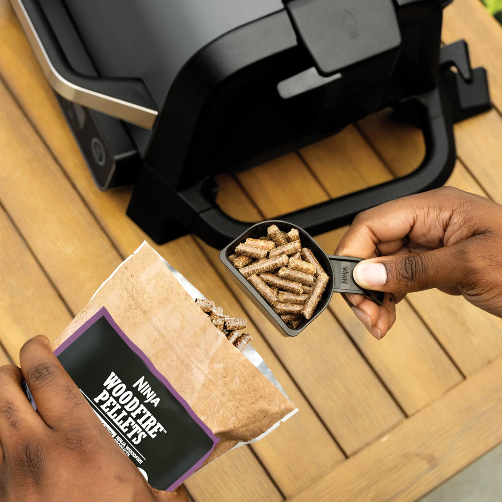 Ninja Woodfire Pro Connect XL Grill elektryczny, wędzarnia i frytkownica 7 w 1, sterowany za pomocą aplikacji, termometr cyfrowy z sondą, opalany pelletem drzewnym, wodoodporny, czarny, OG901EU