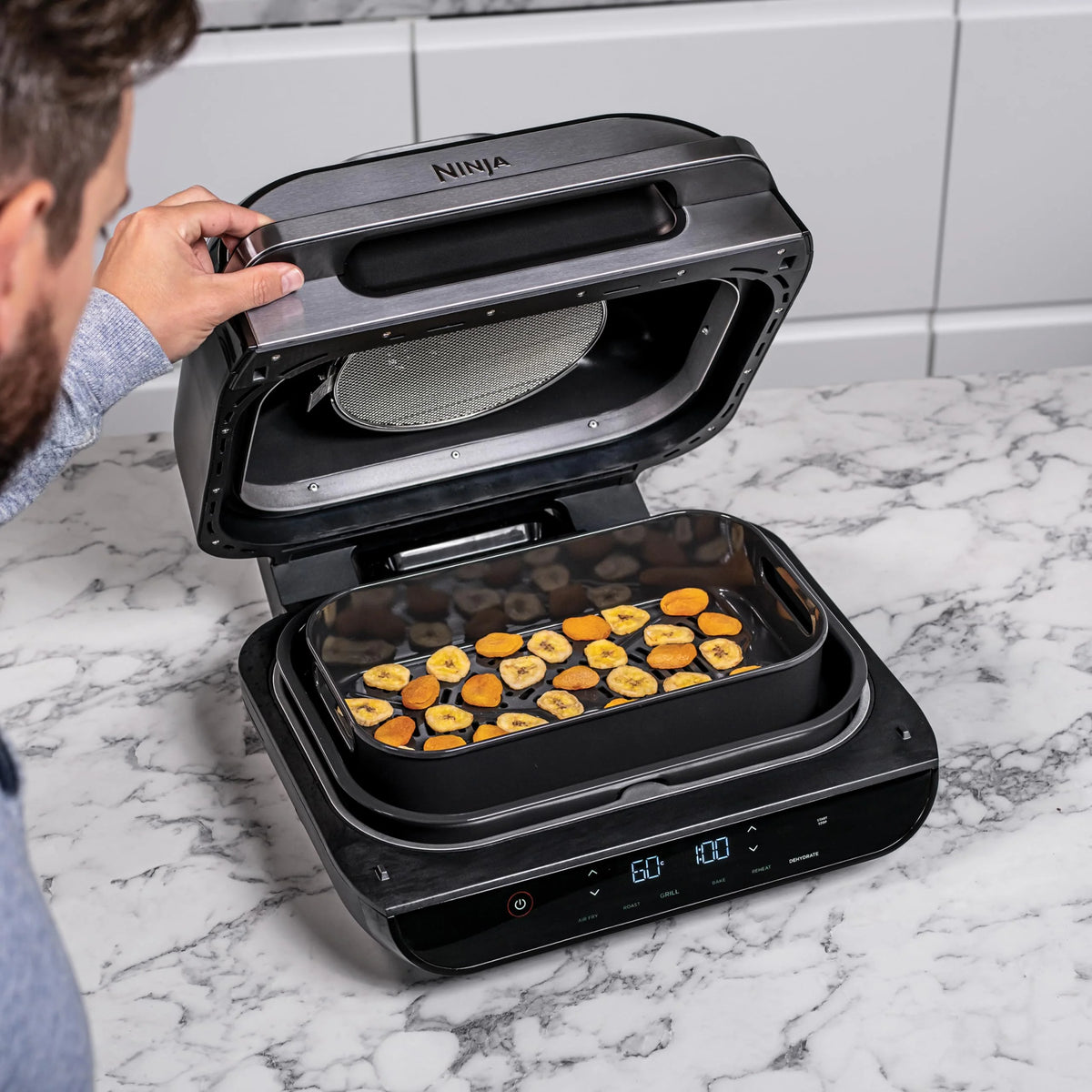 Ninja Foodi MAX PRO Grill, płaska płyta i frytkownica beztluszczowa z cyfrową sondą kuchenną i termometrem, 3,8 l, 7 funkcji gotowania w 1, części można myć w zmywarce, srebrno/czarny, AG651EU
