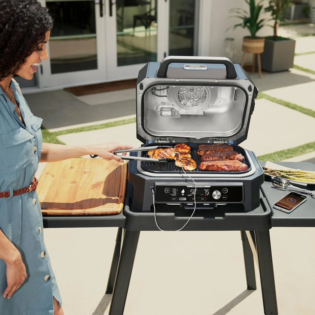 Ninja Woodfire Pro Connect XL Grill elektryczny, wędzarnia i frytkownica 7 w 1, sterowany za pomocą aplikacji, termometr cyfrowy z sondą, opalany pelletem drzewnym, wodoodporny, czarny, OG901EU
