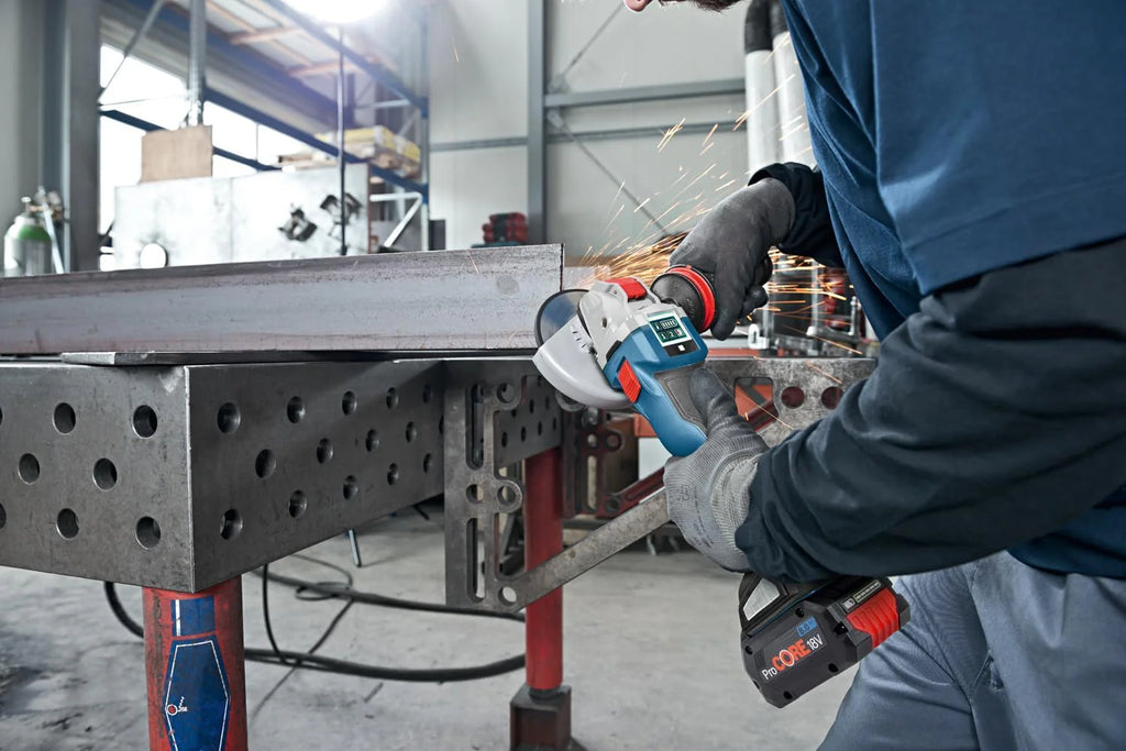 Bosch Professional system 18V: akumulatorowa szlifierka kątowa GWX 18V-10 SC (system X-LOCK, prędkość obrotowa bez obciążenia: 4 500 – 9 000 min–1, Ø tarczy: 125 mm, walizka L-BOXX)
