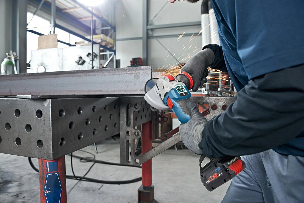 Bosch Professional system 18V: akumulatorowa szlifierka kątowa GWX 18V-10 SC (system X-LOCK, prędkość obrotowa bez obciążenia: 4 500 – 9 000 min–1, Ø tarczy: 125 mm, walizka L-BOXX)